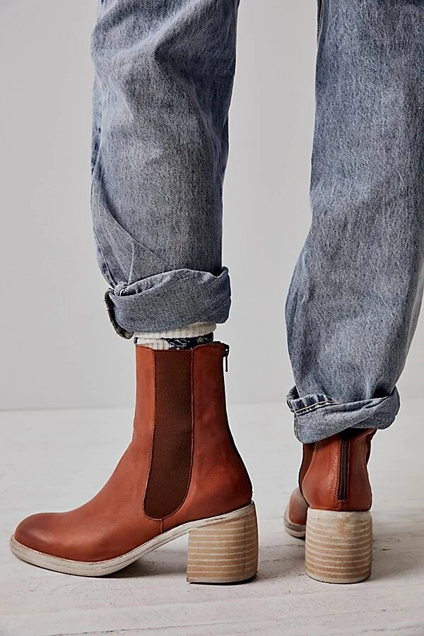 Essential Chelsea Boots - Image 3