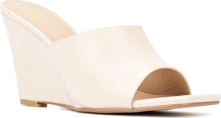 Fashion To Figure Women's Raina Wide Width Heels Mule
