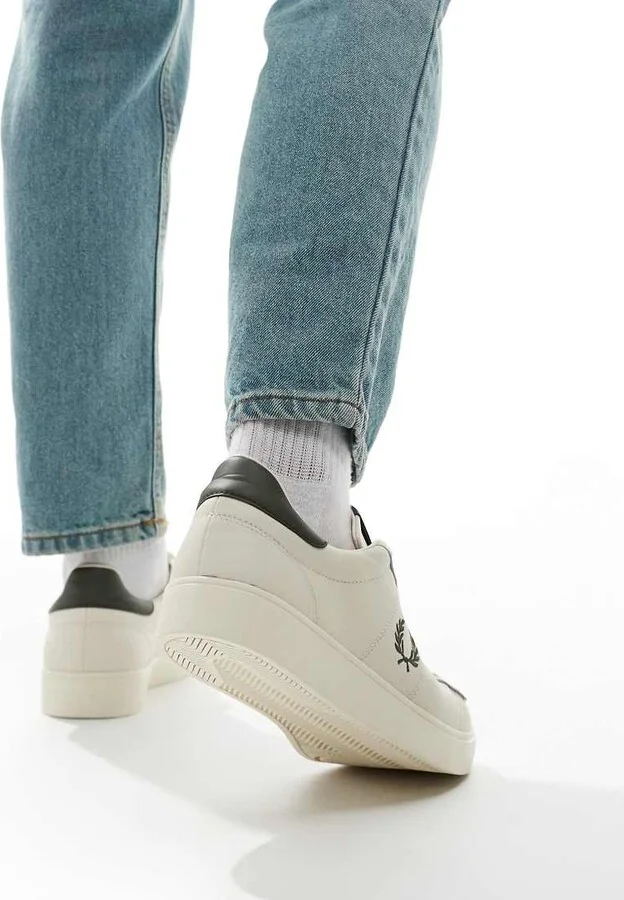 Fred Perry spencer leather sneakers in off white and gray - Image 3