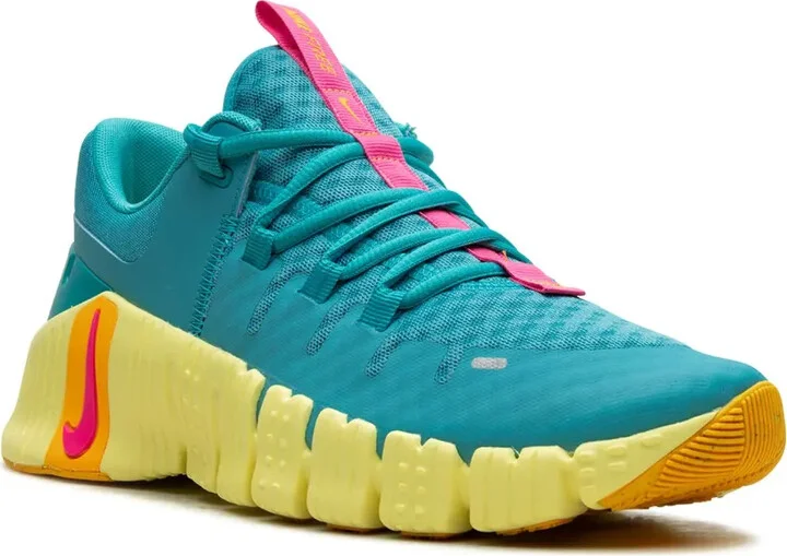 Free Metcon 5 "Dusty Cactus/Fierce Pink" sneakers - Image 2