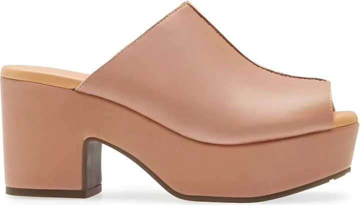 Gadis Sandal In Camel Leather