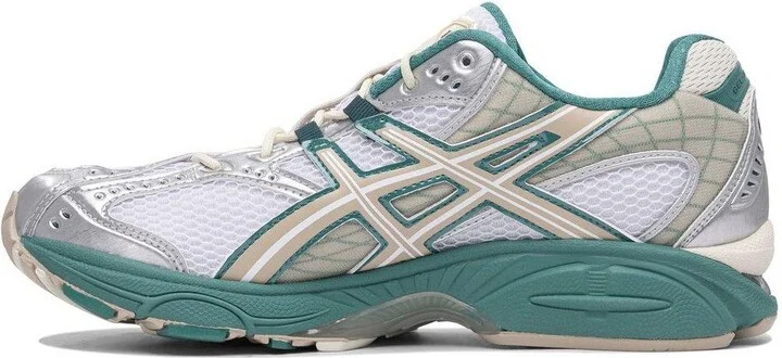 Gel Nimbus 10.1 Lace-up Sneakers - Image 3
