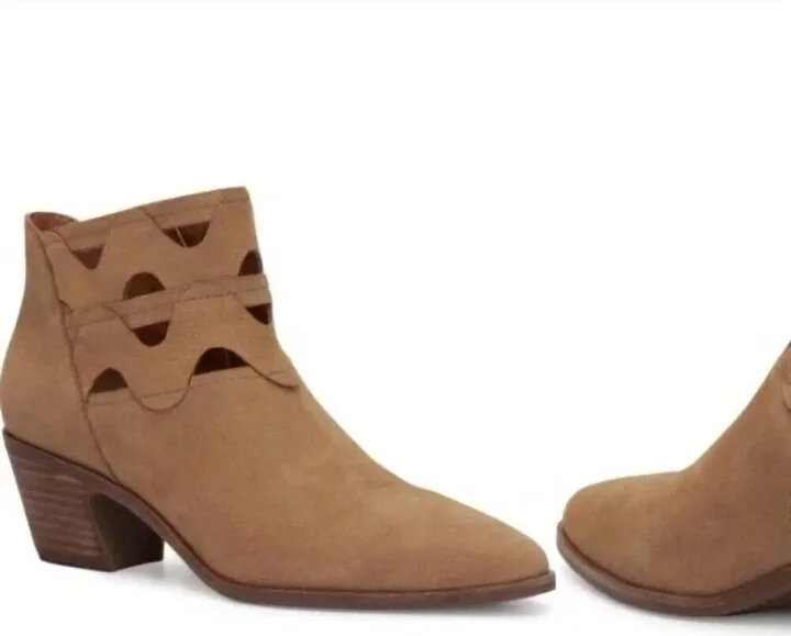 Gezana Cutout Bootie In Tan