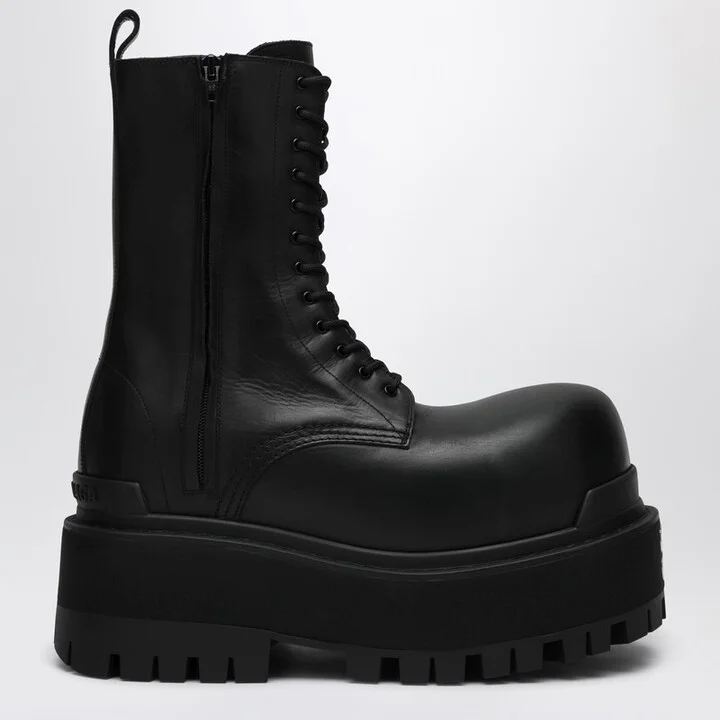 Giant platform boot in black