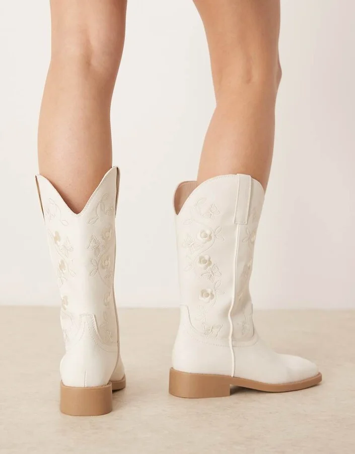 Glamorous embroidered western knee boots in cream - Image 4