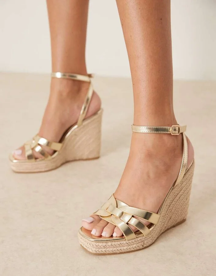 Glamorous espadrilles wedge heeled sandals in gold