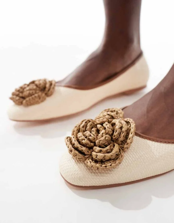 Glamorous flat shoes with woven crochet flower in cream linen - Image 3