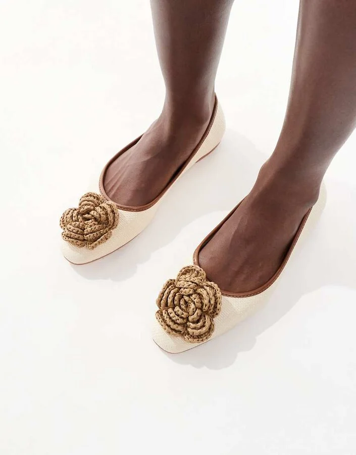 Glamorous flat shoes with woven crochet flower in cream linen