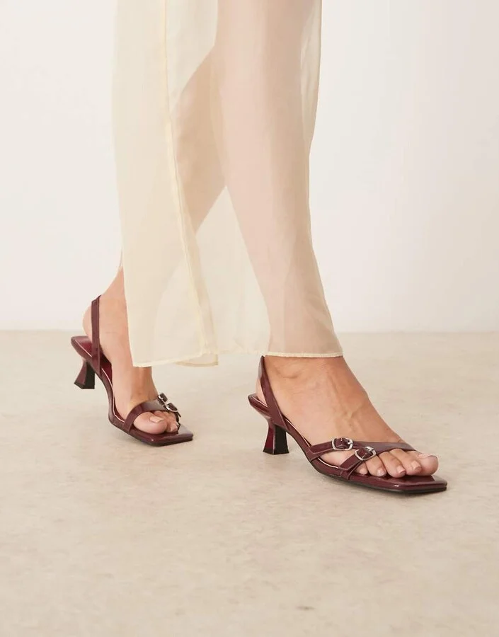 Glamorous heeled sandals with buckle detail in burgundy patent - Image 3