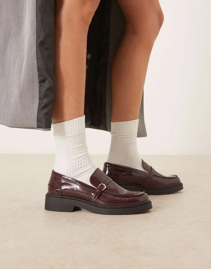 Glamorous loafers with buckle details in burgundy