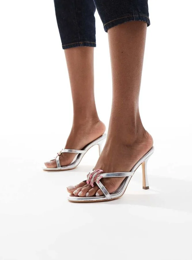Glamorous mid heeled sandals in silver with fish trim
