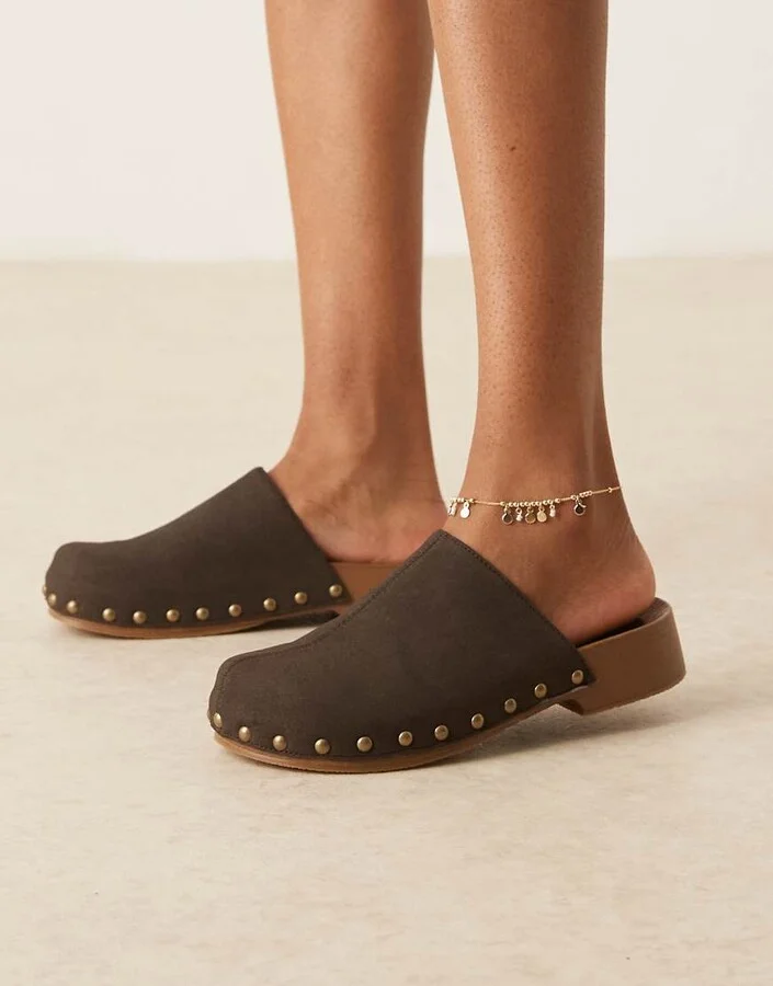 Glamorous mule clogs with studs in chocolate