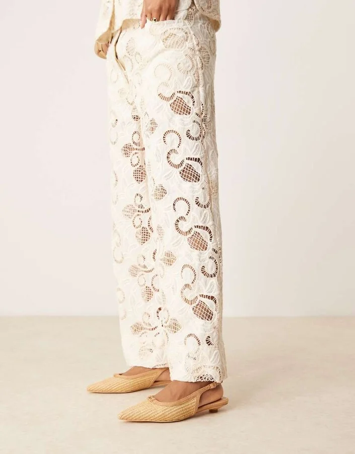 Glamorous slingback low heeled shoes in natural raffia - Image 3