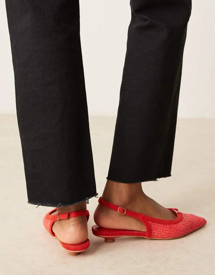 Glamorous slingback low heeled shoes in red raffia - Image 3