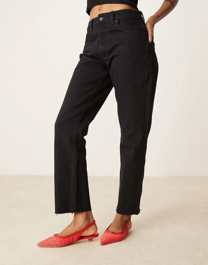 Glamorous slingback low heeled shoes in red raffia - Image 4