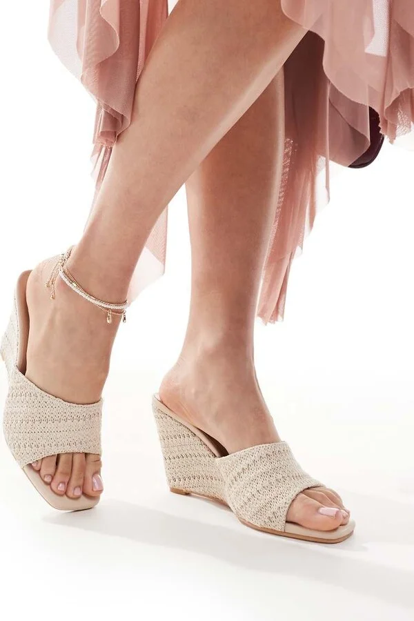 Glamorous wedge heeled sandals in cream crochet - Image 3