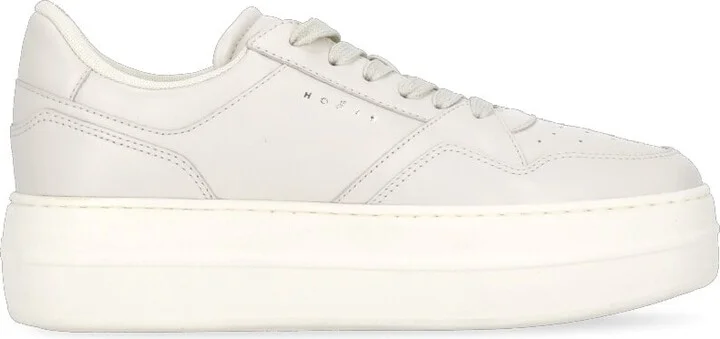 H670 Sneakers