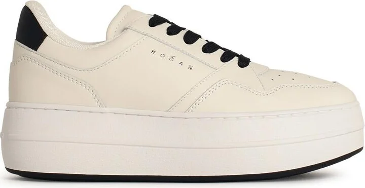 H670 Sneakers