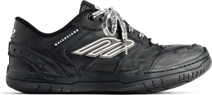 Hamptons Worn-Out Sneaker