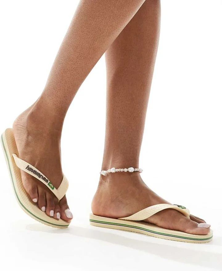 Havaianas brazil logo flip flops in buttercream