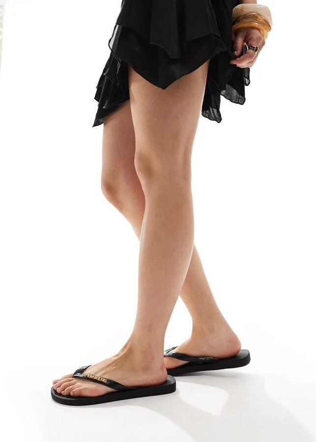 Havaianas classic metal logo flip flops in black - Image 4