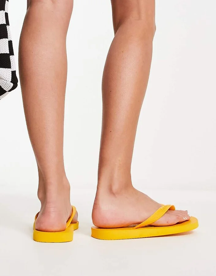 Havaianas Classic Top flip flops in yellow - Image 2