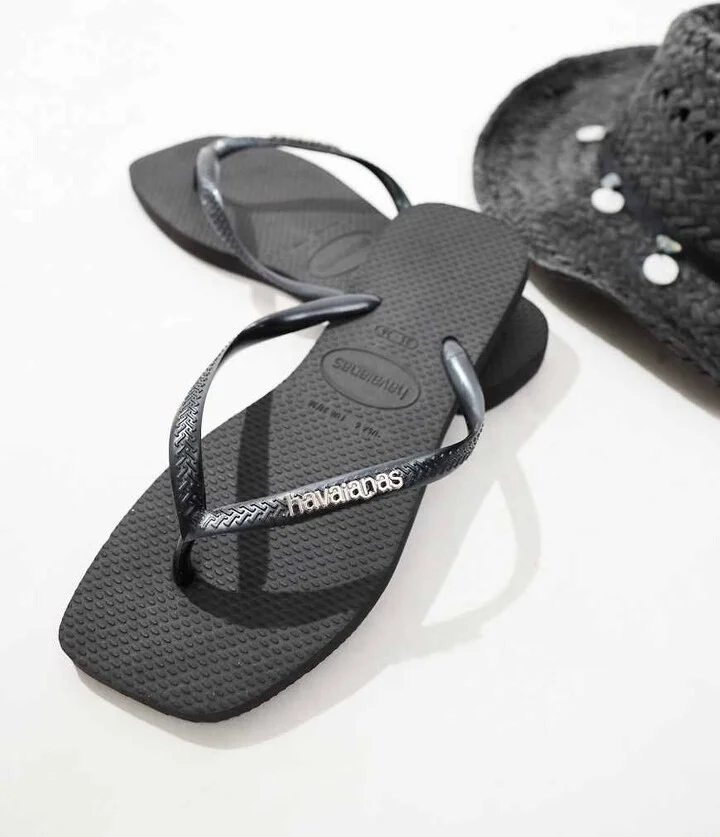 Havaianas metallic logo square toe flip flops in black - Image 2