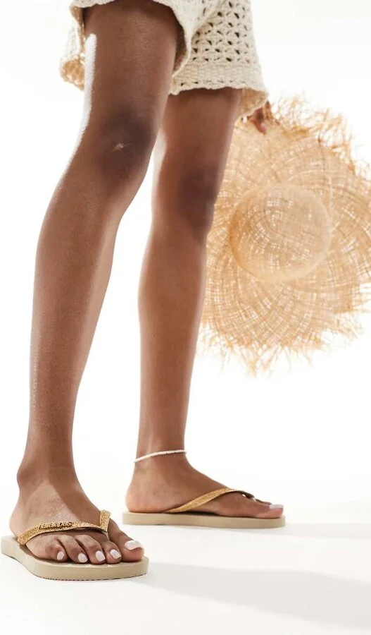 Havaianas slim glitter flip flops in golden sand - Image 4