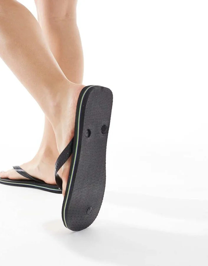Havaianas unisex Brazil logo flip flops in black - Image 4