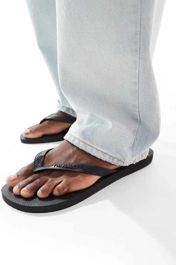 Havaianas unisex classic flip flops in black - Image 3