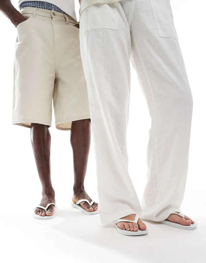 Havaianas unisex classic flip flops in white - Image 2