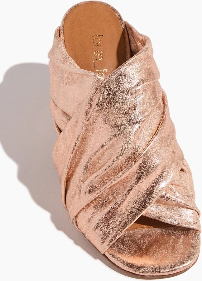Heeled Laminated Leather Crossed Sandals in Cipria - Image 4