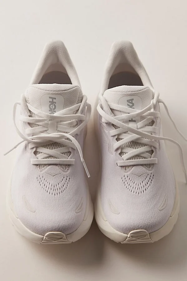 HOKA Arahi 8 Sneakers