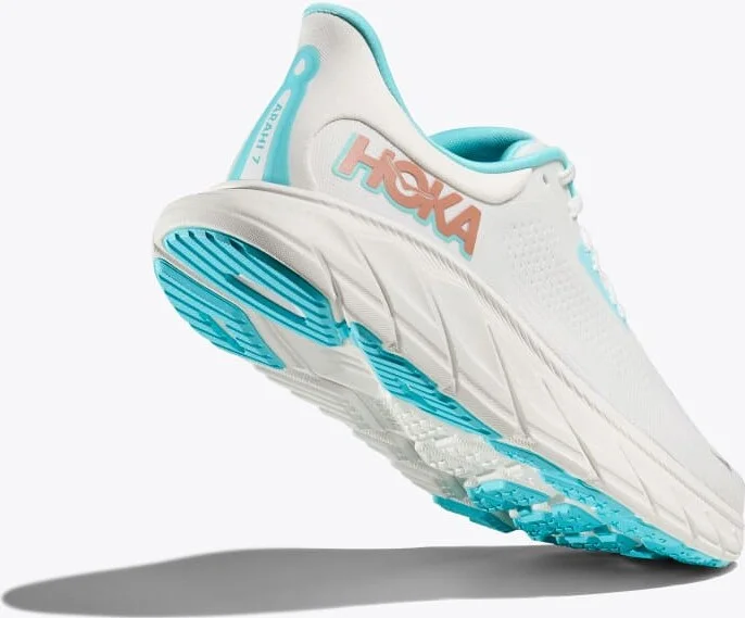 HOKA Women's Arahi 7 Shoes in Frost/Rose Gold - Image 4