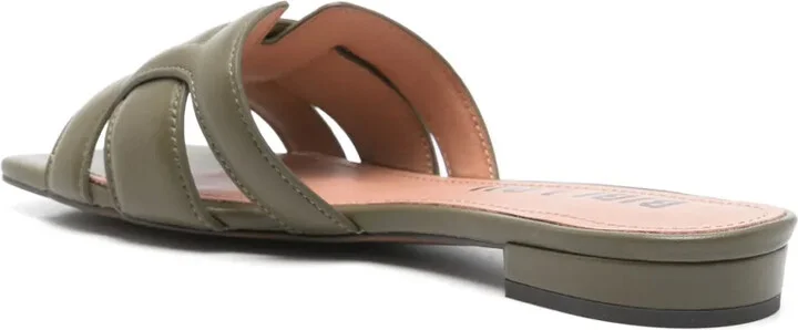 Holly slides - Image 3