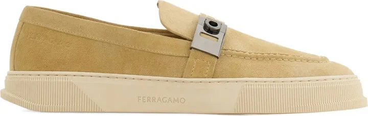 Hug-plaque loafers