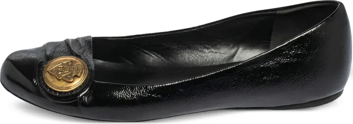 Hysteria crest-button patent leather flats