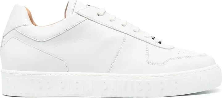 Iconic low-top sneakers