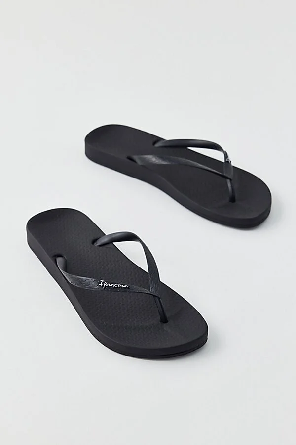 Ipanema Ana Thong Sandal in Black - Image 2