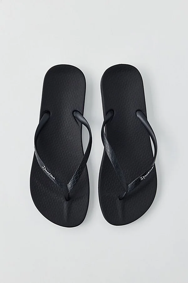 Ipanema Ana Thong Sandal in Black - Image 3
