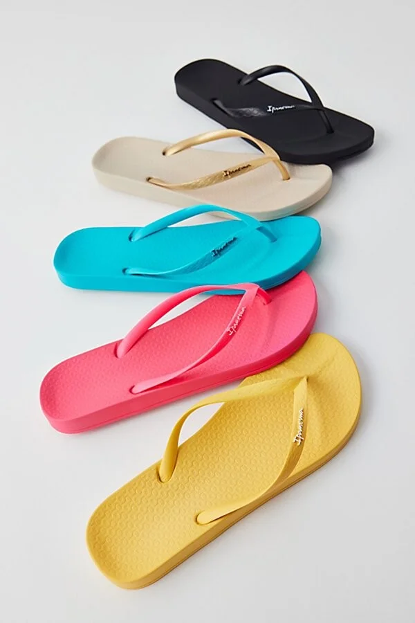 Ipanema Ana Thong Sandal in Black - Image 4