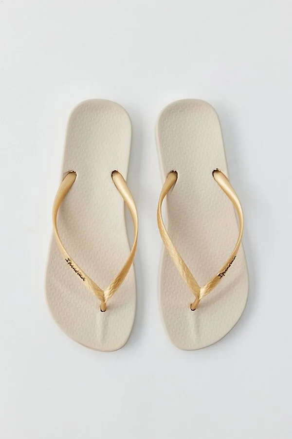 Ipanema Ana Thong Sandal in Black - Image 6