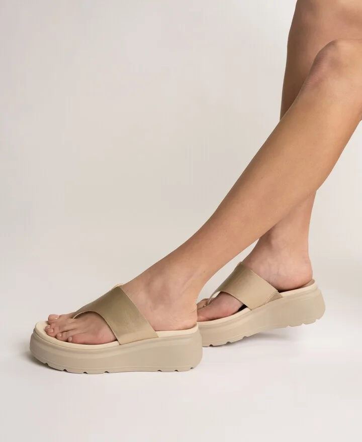 Journee Collection Women's Carah Thong Platform Wedge Sandals - Image 11