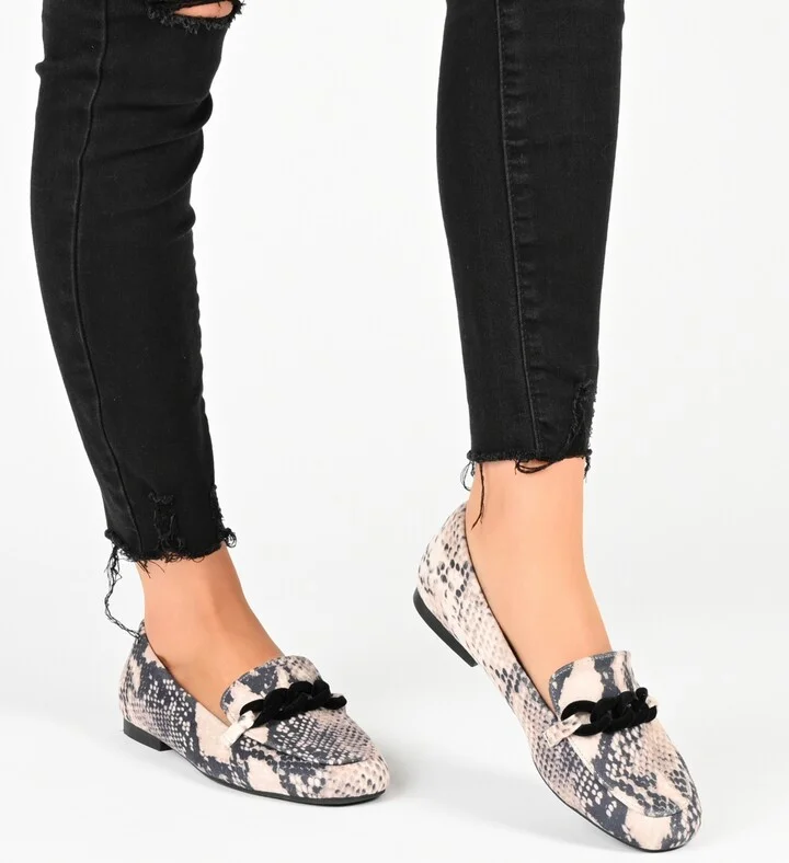Journee Collection Women's Cordell Chain Detail Loafers - Image 6