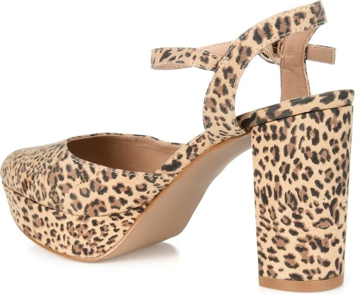 JOURNEE Roslynn Almond Toe Pump - Image 10