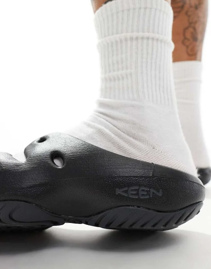 Keen Yogui sandals in black - Image 2