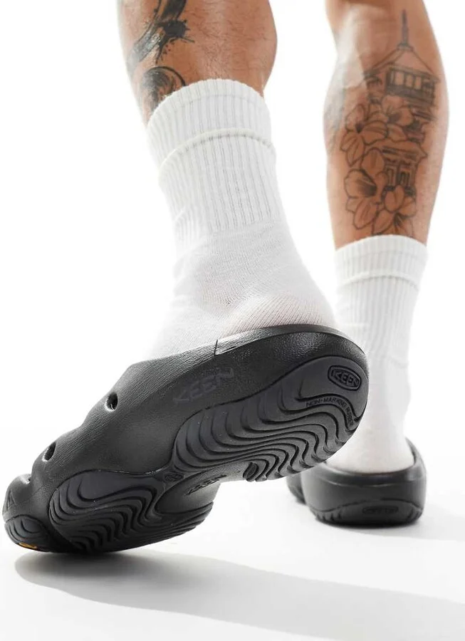 Keen Yogui sandals in black - Image 4