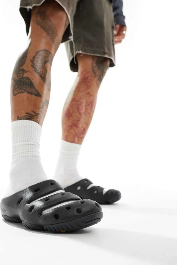 Keen Yogui sandals in black