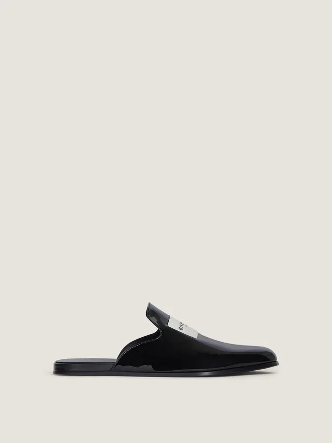 Label flat mules in patent leather