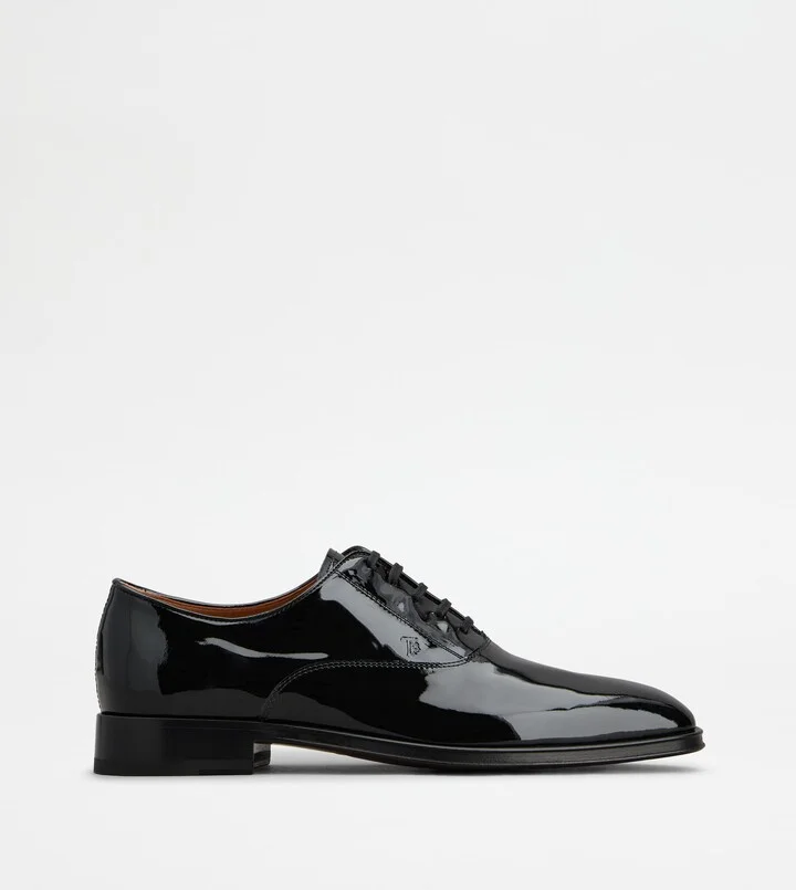 Lace-ups in Patent Leather